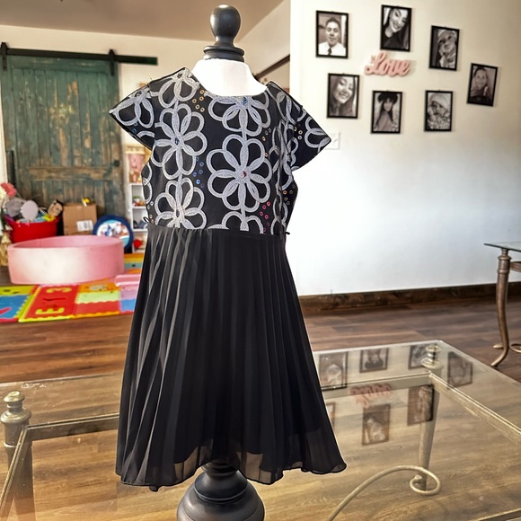 Black plaid floral print size 2t dress - Picture 4 of 8